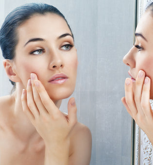  If you suffer from acne, keeping your skin happy can be a nightmare. Some products sting, while others seem to make breakouts worse. We'll tell you how to use natural acne products to keep acne at bay!