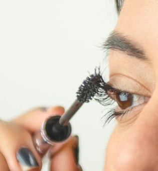  Want to add volume to lashes, without toxic chemical lash serums and damaging lash extensions? The best volumizing mascara will definitely help, as will avoiding these 3 lash-health faux pas.