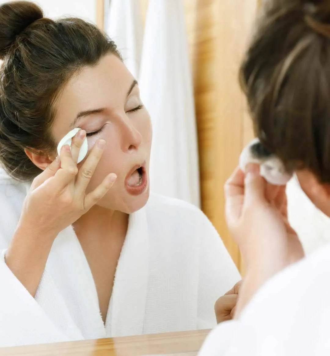 Wash Off Mascara Gently Without Rubbing Your Eyes