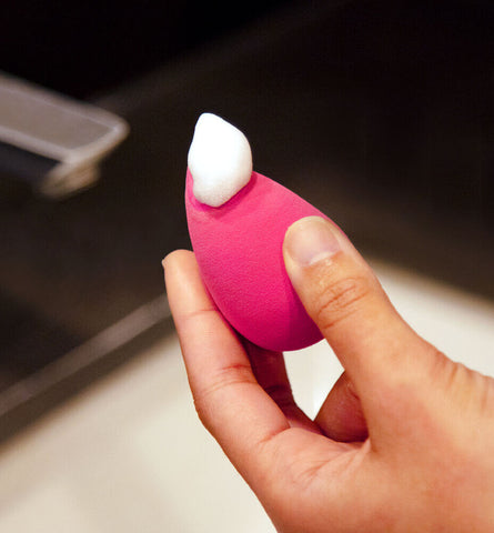 Blog Feed Article Feature Image Carousel: How To Clean Makeup Sponges Properly 