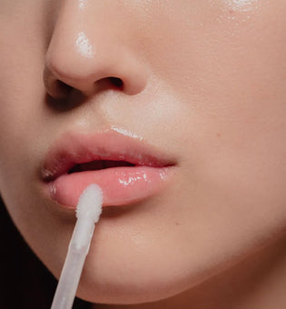  The Lip Gloss Glow-Up: Why Lipgloss Is the Comeback Queen of Clean Beauty
