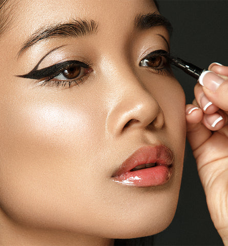 Blog Feed Article Feature Image Carousel: How to Do Eyeliner Like a Pro 