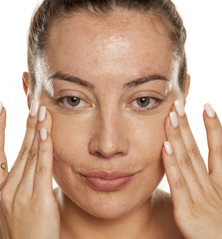 Blog Feed Article Feature Image Carousel: Natural Makeup Tips for Hyperpigmentation 