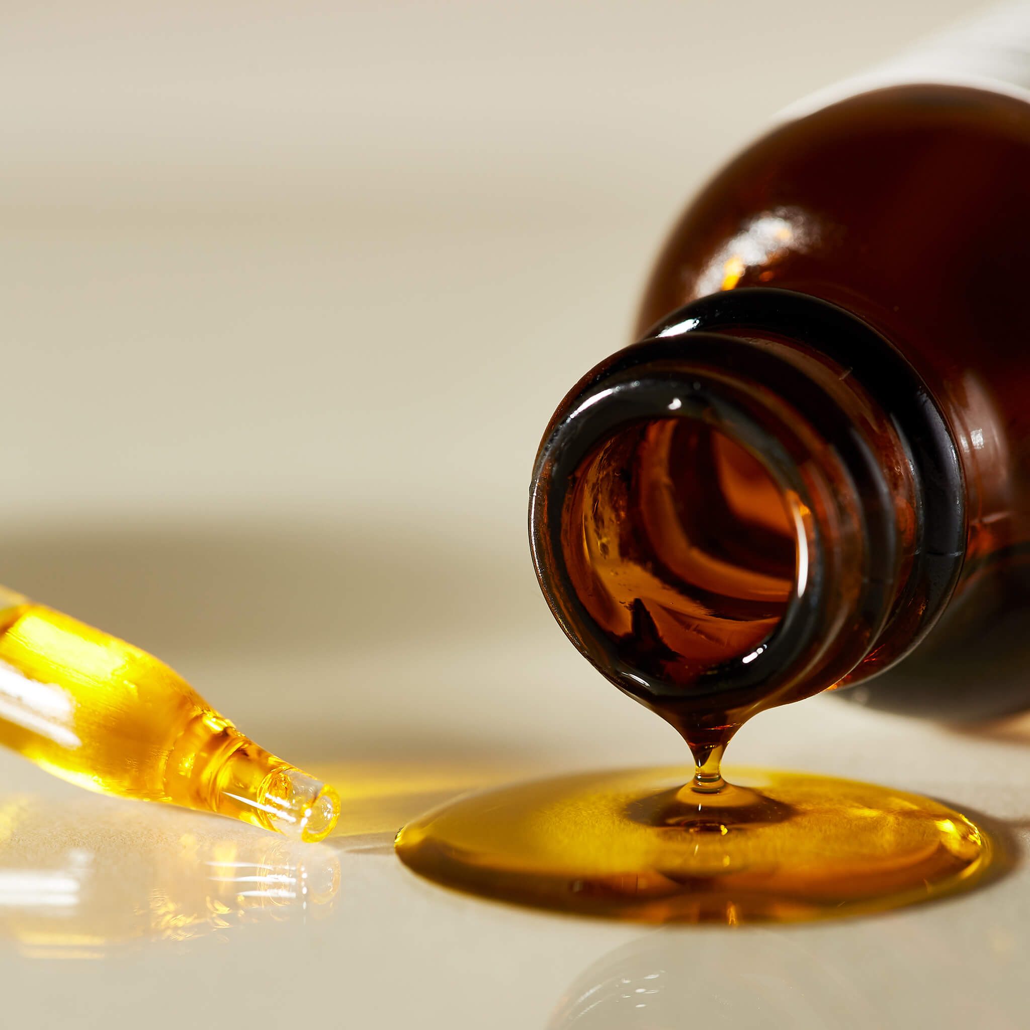 Primer plano de aceite de rosa mosqueta orgánico 100% puro