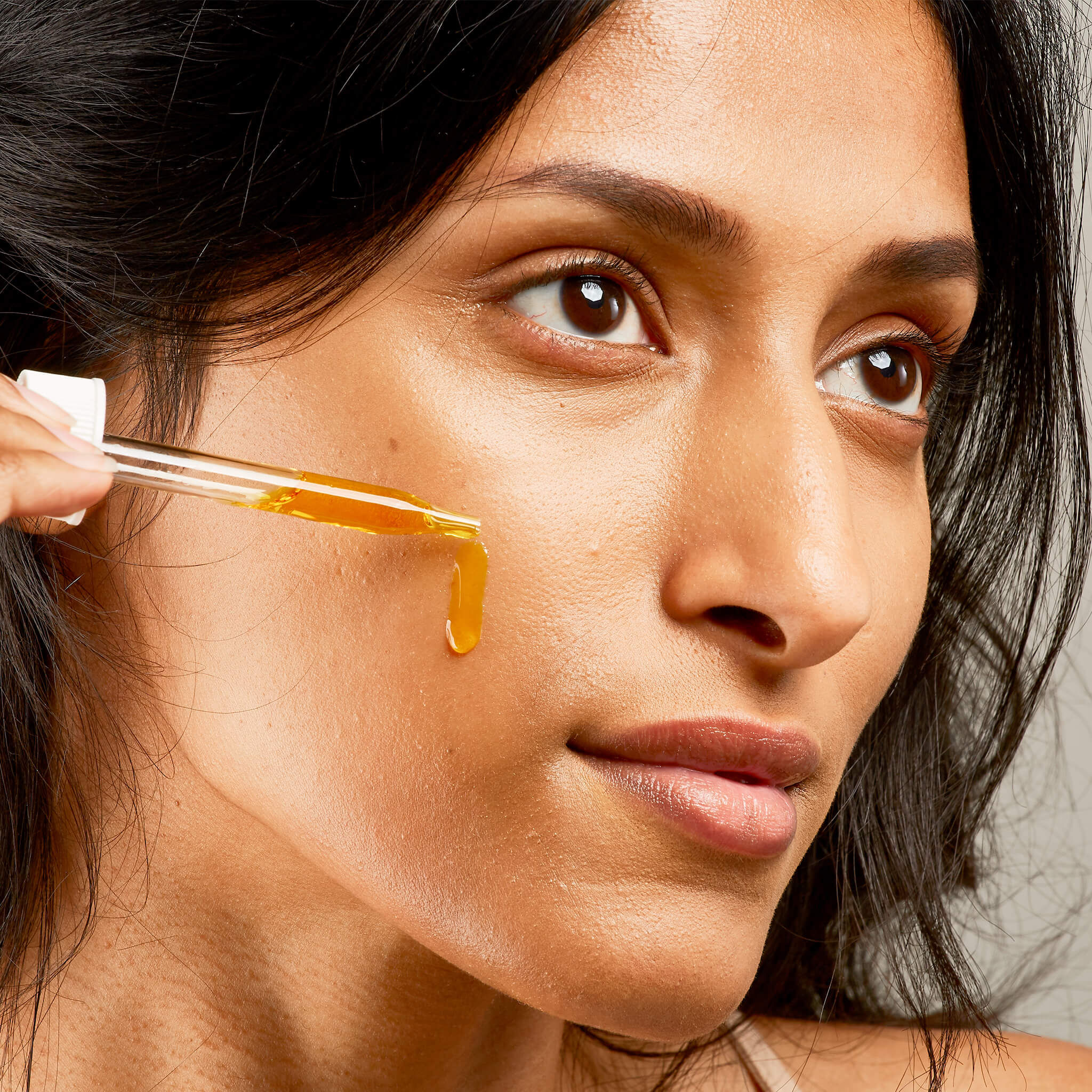 Mujer usando aceite de rosa mosqueta orgánico 100% puro en su rostro