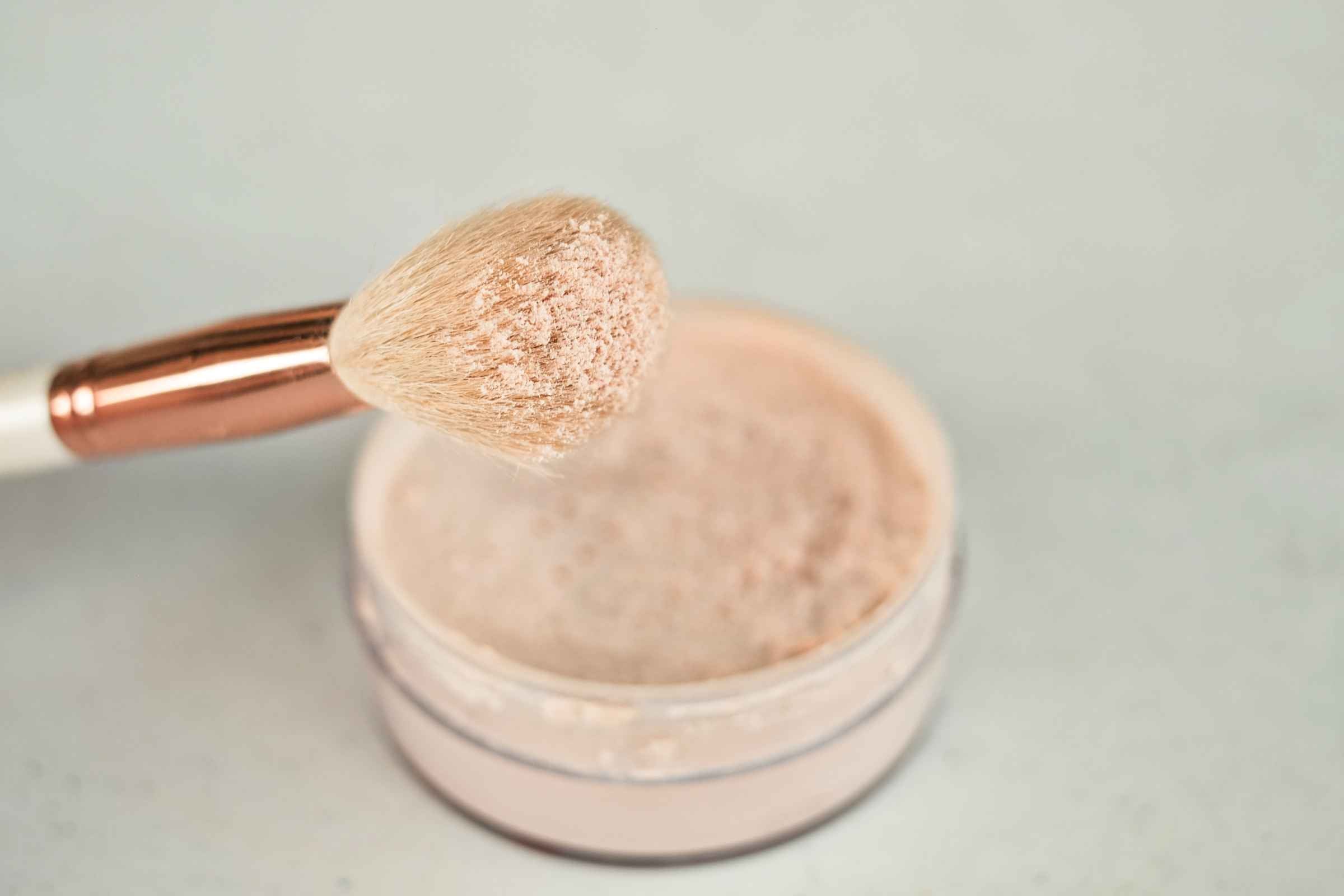 Cover_Photo_100_PURE_What_s_the_Difference_Between_Setting_Powder_and_Finishing_Powder__A_Complete_Guide