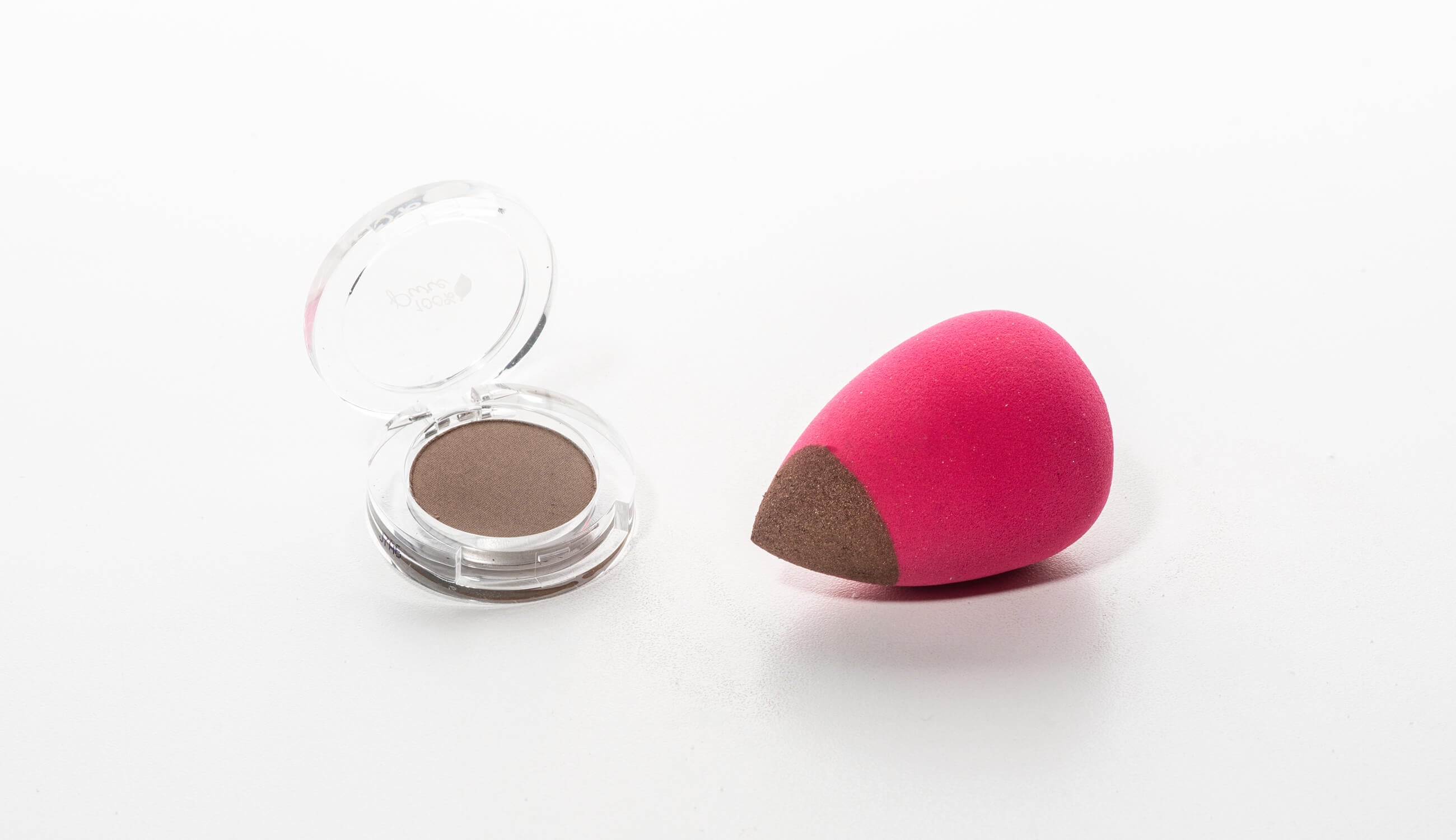Eye shadow product with Makeup Blender