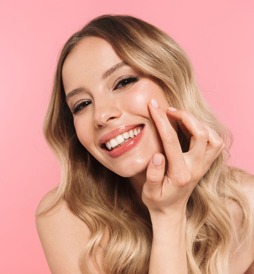 mujer_applying_skincare