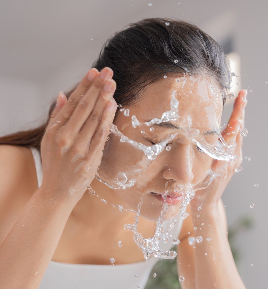 Woman_Splashing_Water_on_her_face