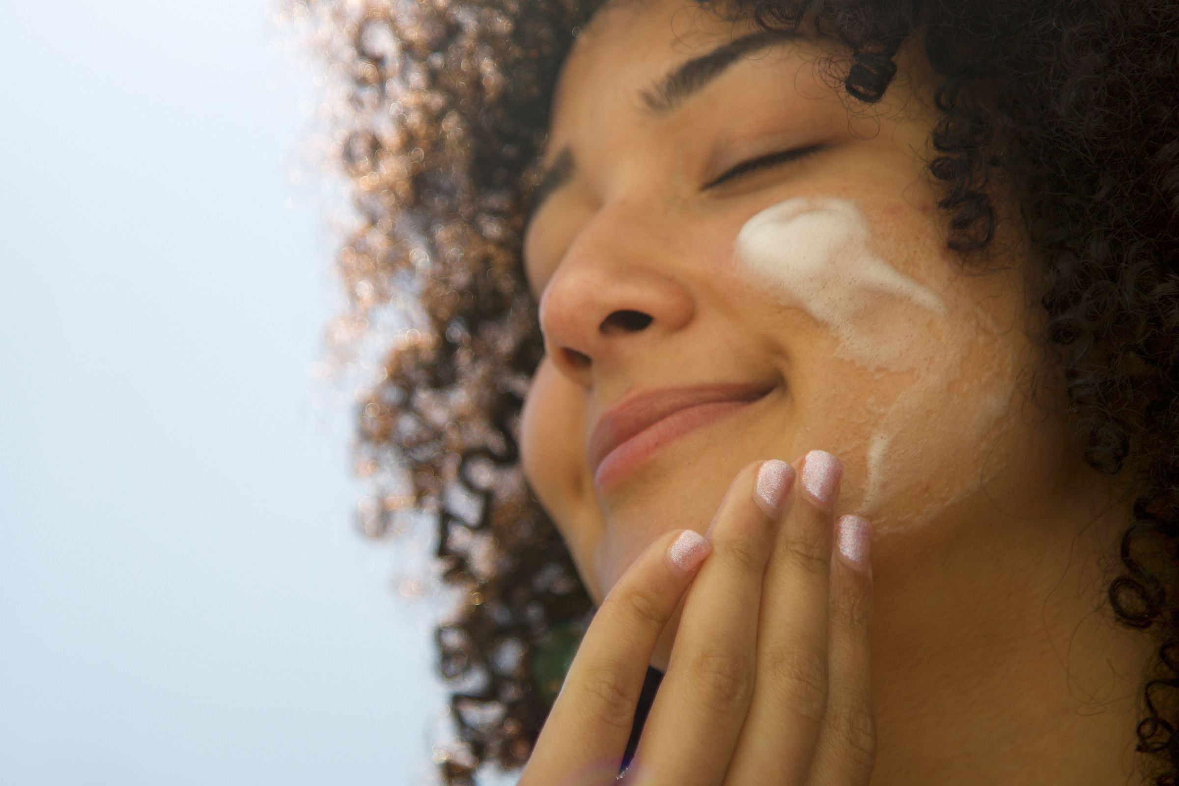 Woman_Using_Moisturizer