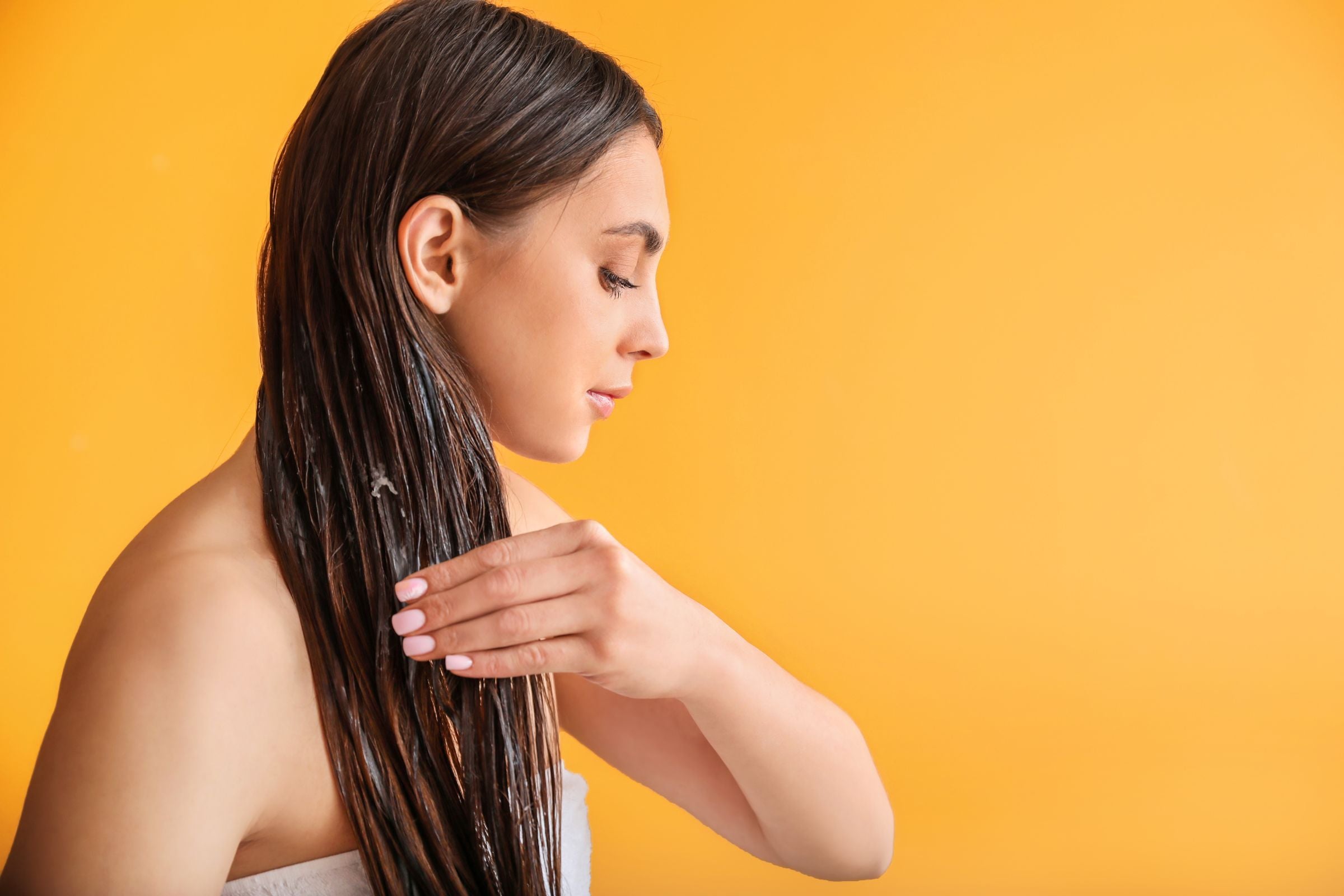 Woman_applying_Rosemary_oil_to_hair