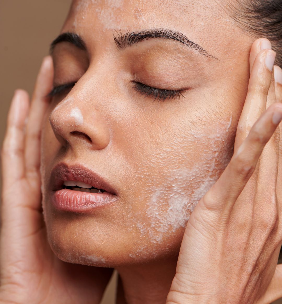 Woman_applying_natural_skincare_on_her_face