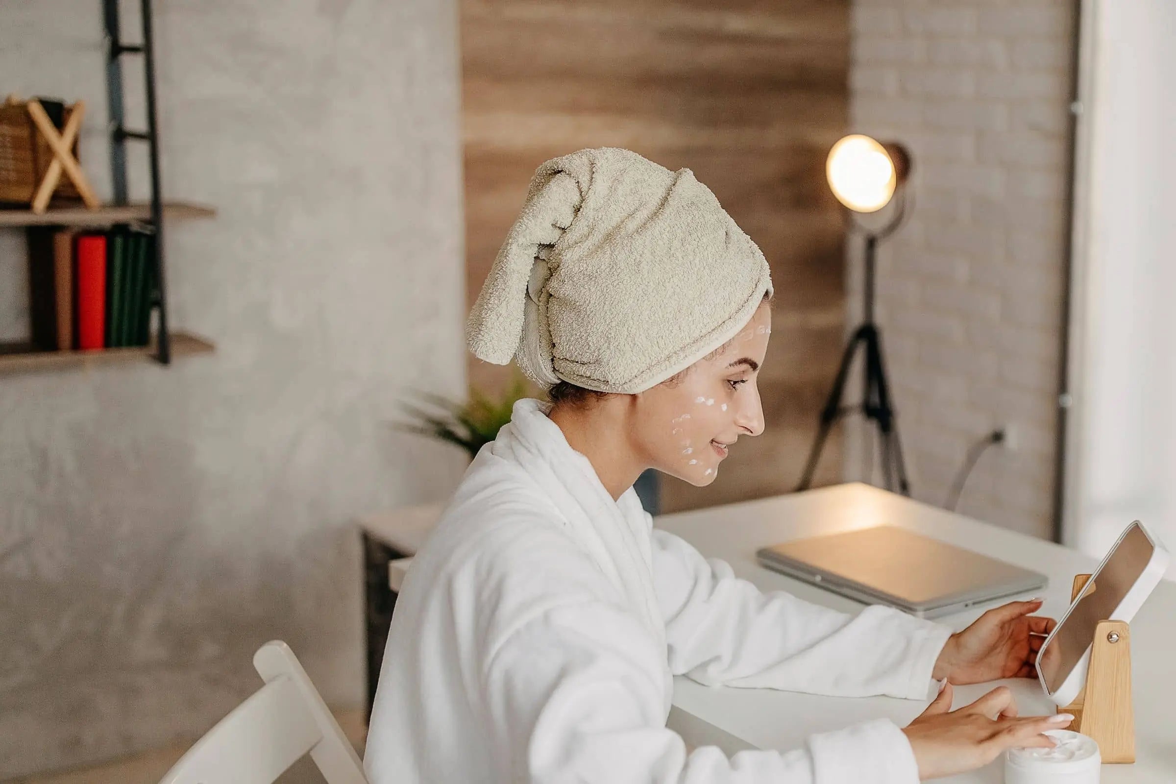 Mujer_incorporando_arreglos_de_belleza_rapida_y_cuidado_de_la_piel