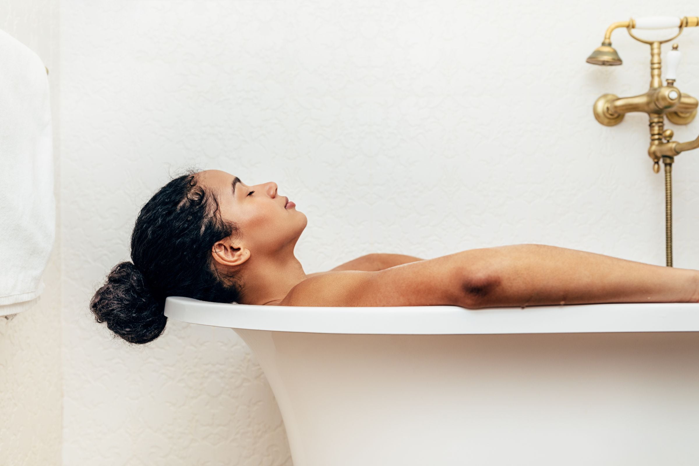 Woman_relaxing_in_a_bath