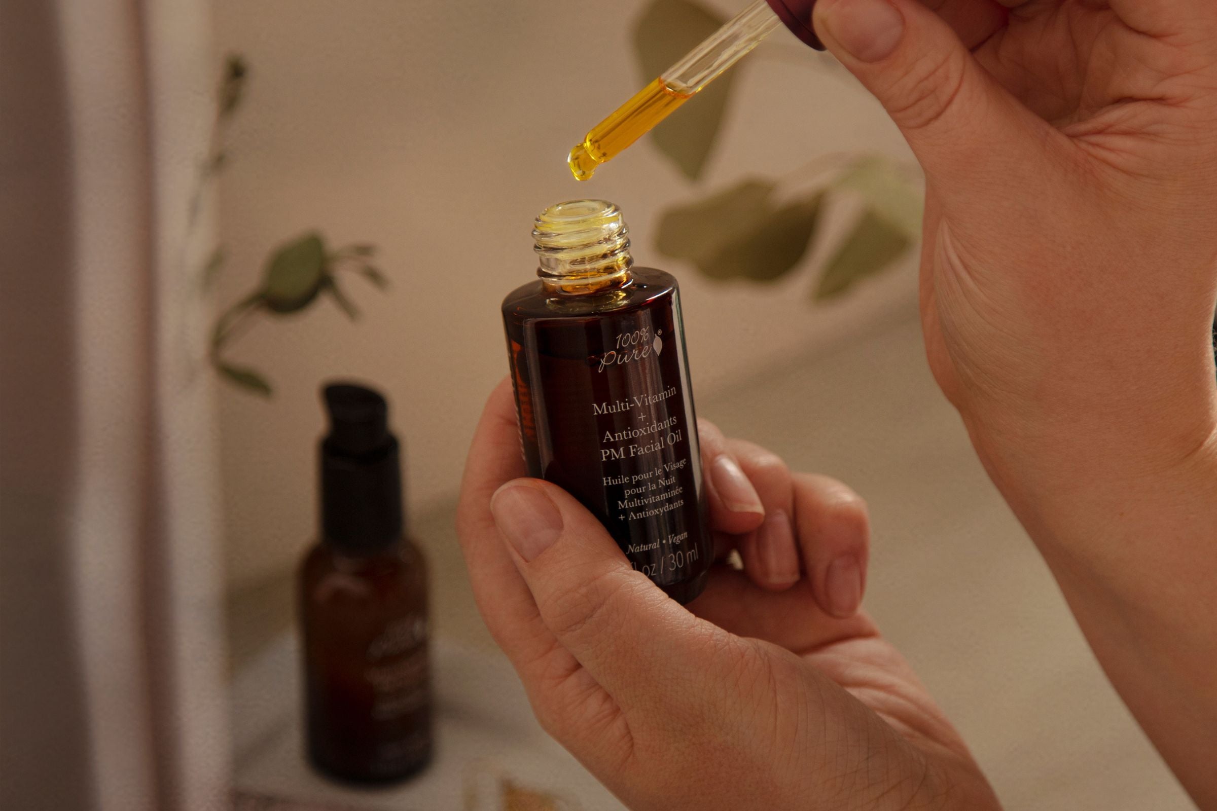 Mujer_usando_100_PURE_Multivitamin_PM_Serum_dropper