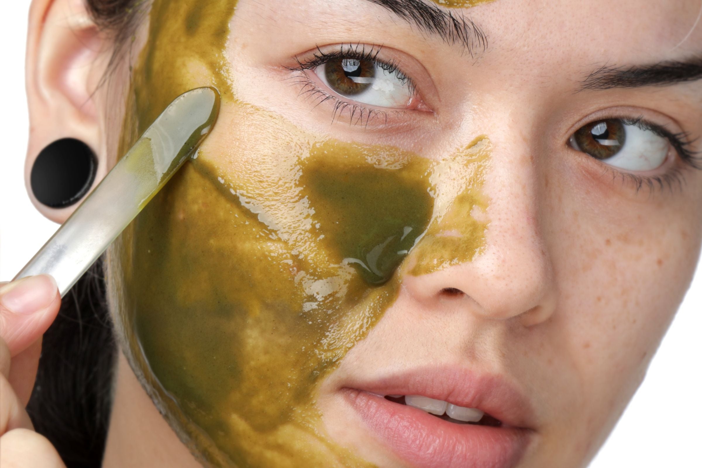Woman_using_100_PURE_Tea_Tree_Deep_Detox_mask