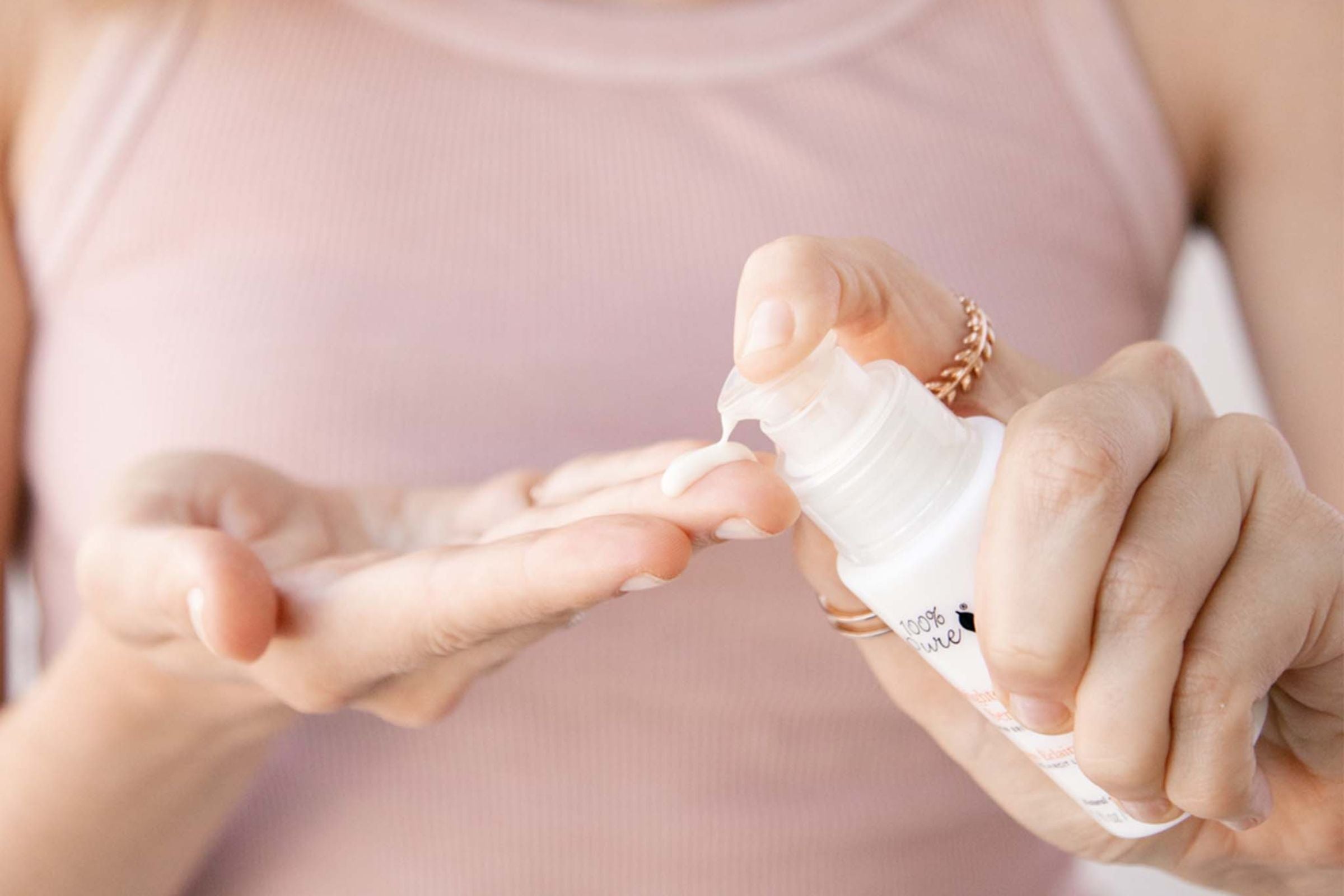 Mujer_usando_100_PURE_brightening_serum_para_lograr_un_brillo_luminoso