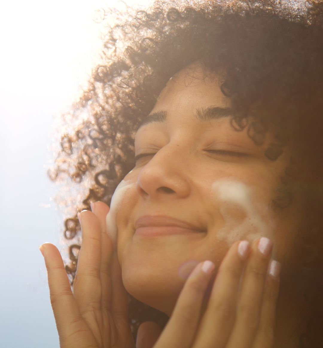 Woman_washing_her_face