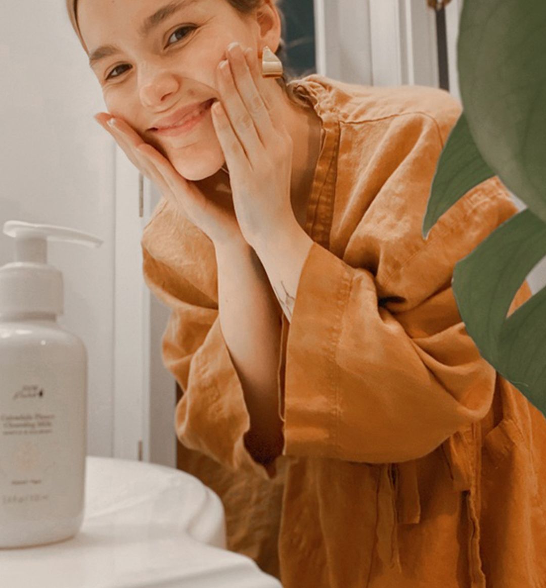 Woman_washing_her_face_with_100__pure_calendula_cleanser