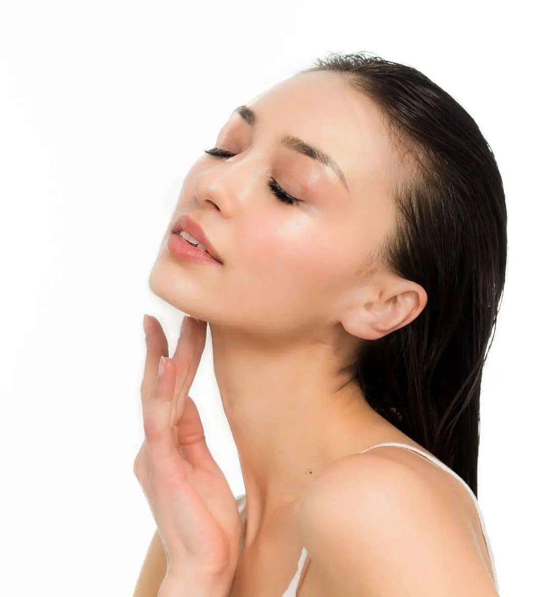 mujer con piel humeda