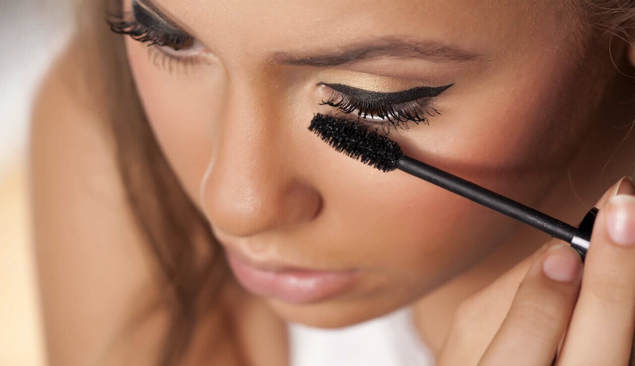 main_applying mascara.jpg