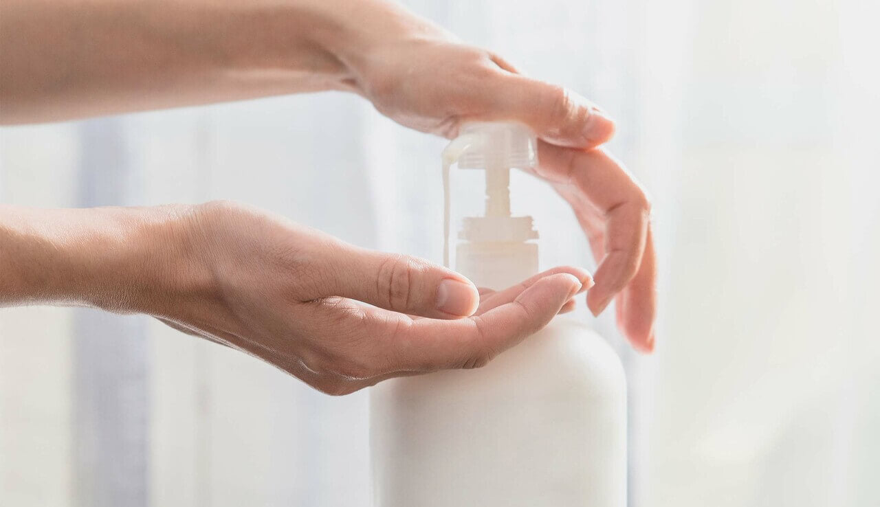 squeezing shampoo into palm.jpg