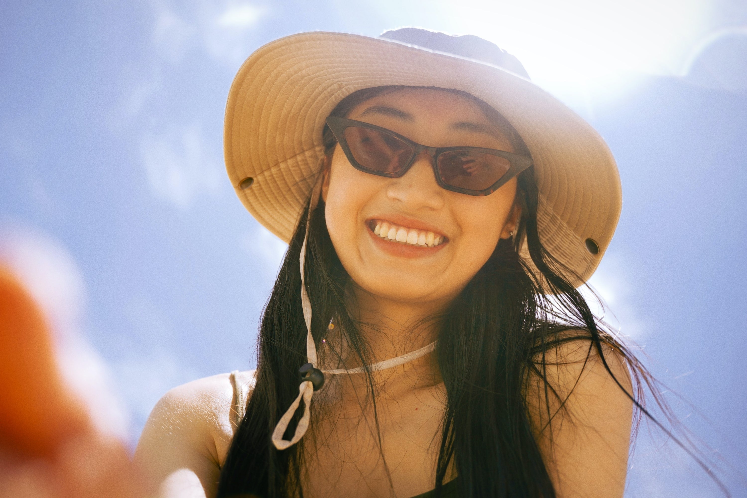 Woman with hat and sunglasses in the sun