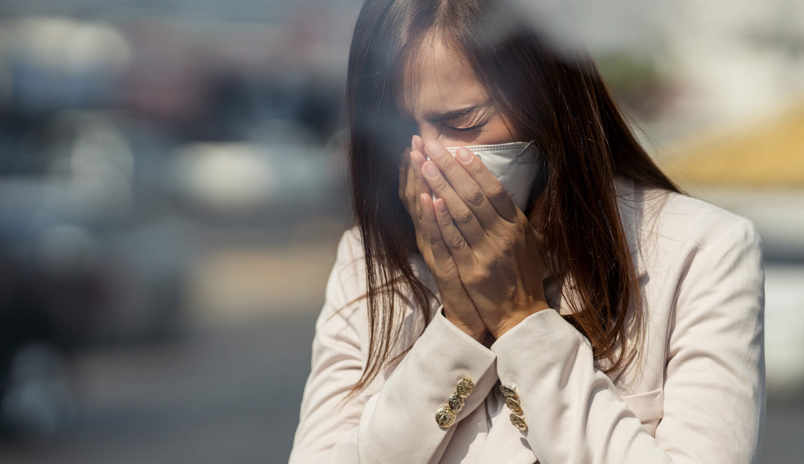 Mujer al aire libre usando una máscara para protegerse de la contaminación del aire